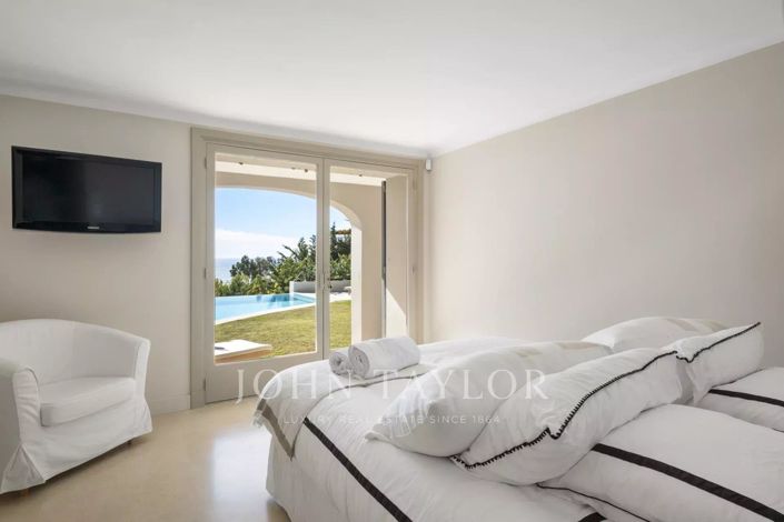 Image No.19-5 Bed House for sale