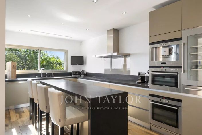 Image No.9-5 Bed House for sale