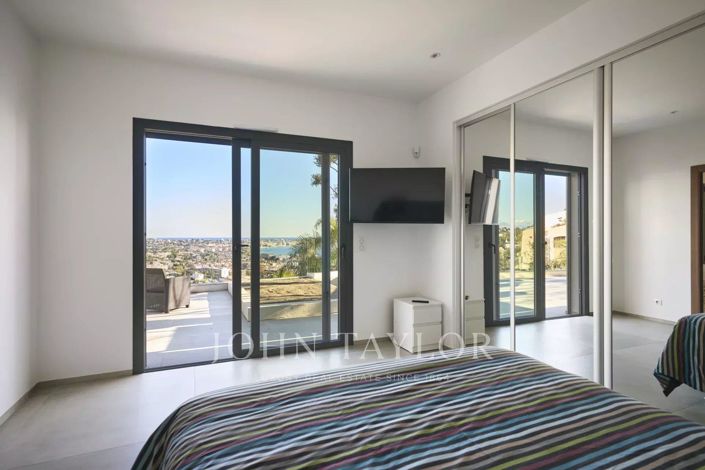 Image No.17-5 Bed House for sale