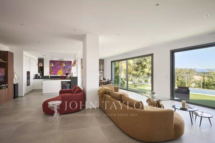 Image No.7-5 Bed House for sale