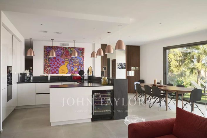 Image No.8-5 Bed House for sale