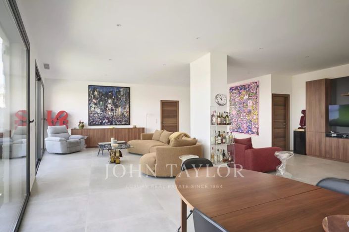 Image No.9-5 Bed House for sale