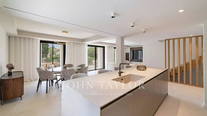 Image No.8-5 Bed House for sale