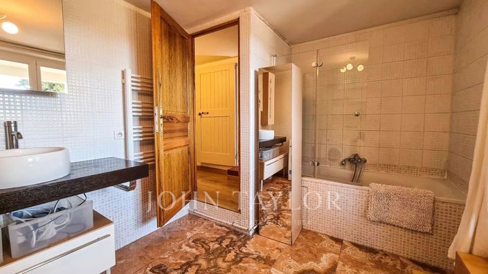 Image No.15-9 Bed House for sale