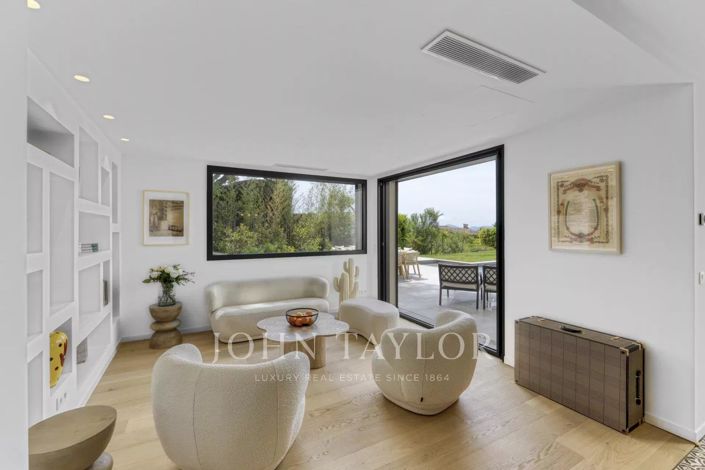 Image No.8-4 Bed House for sale