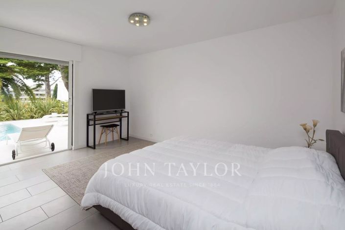 Image No.6-5 Bed House for sale