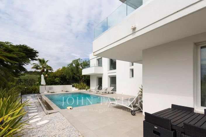 Image No.8-5 Bed House for sale