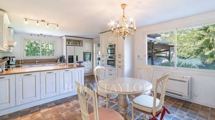 Image No.8-5 Bed House for sale