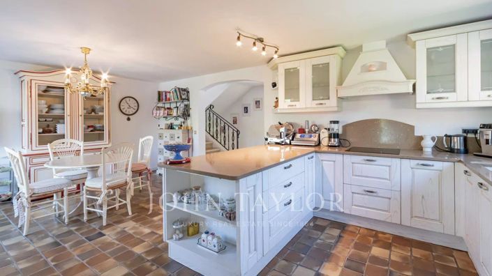 Image No.9-5 Bed House for sale