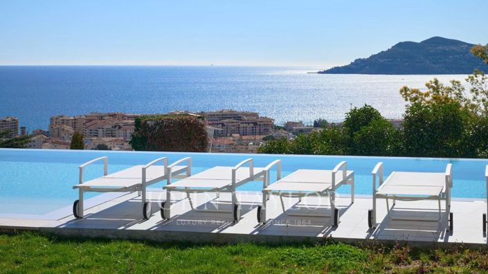 Image No.6-5 Bed House for sale