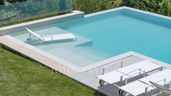 Image No.7-5 Bed House for sale