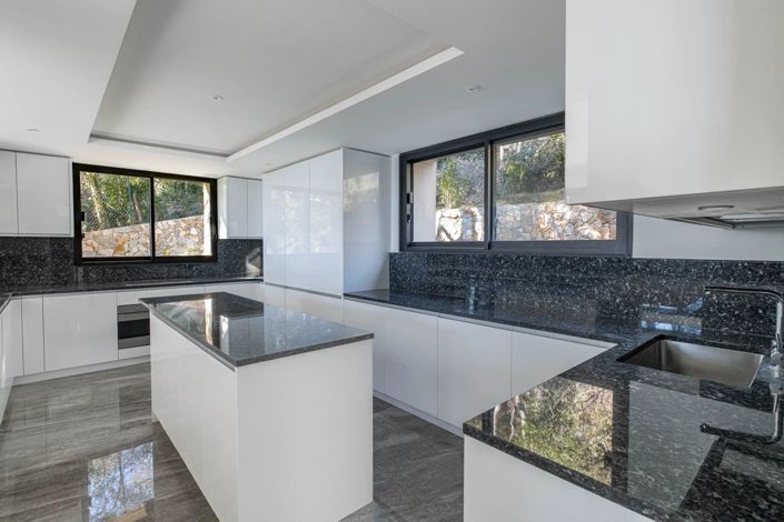 Image No.12-6 Bed House for sale