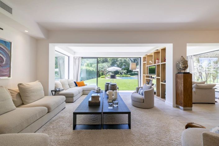 Image No.8-6 Bed House for sale