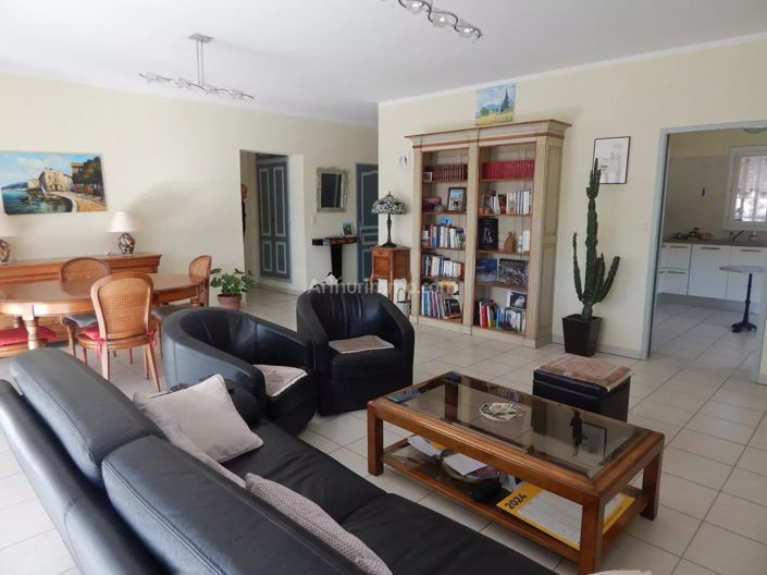 Image No.6-5 Bed House for sale