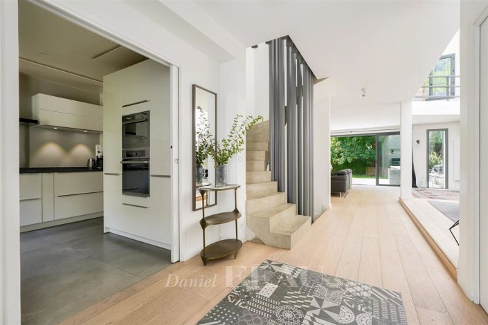Image No.1-5 Bed House for sale