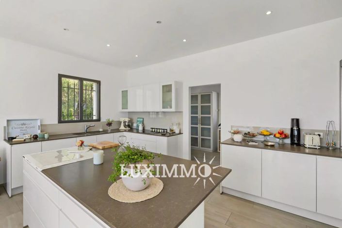 Image No.6-6 Bed House for sale