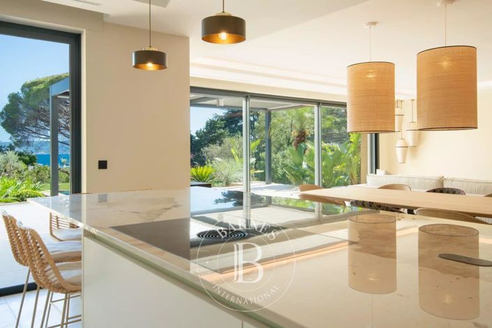 Image No.6-5 Bed House for sale