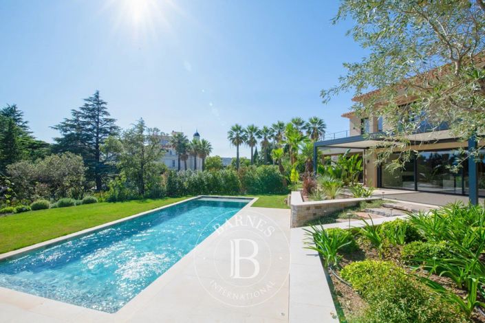 Image No.8-5 Bed House for sale