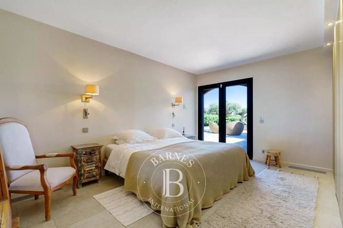 Image No.9-5 Bed House for sale