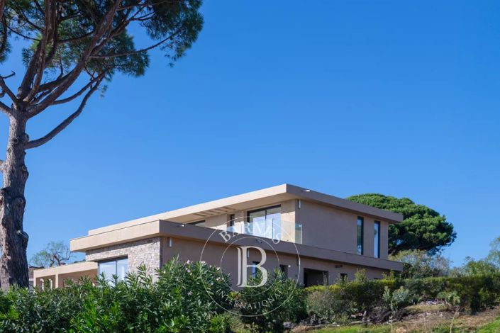 Image No.8-4 Bed House for sale