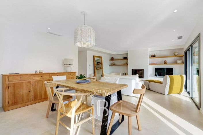 Image No.11-3 Bed House for sale