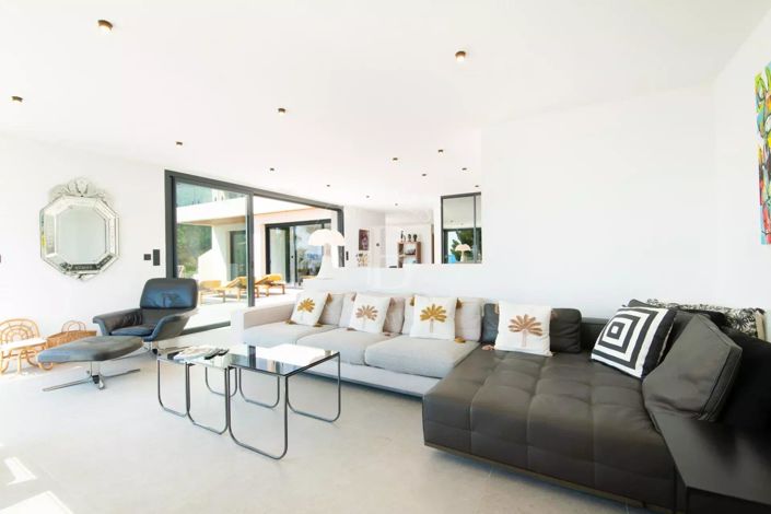 Image No.6-5 Bed House for sale