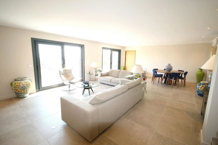 Image No.10-4 Bed House for sale