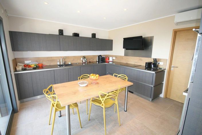 Image No.12-4 Bed House for sale