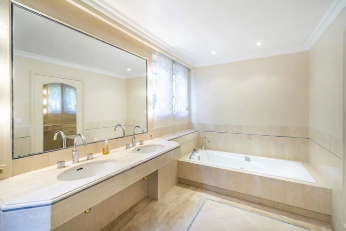 Image No.10-5 Bed House for sale