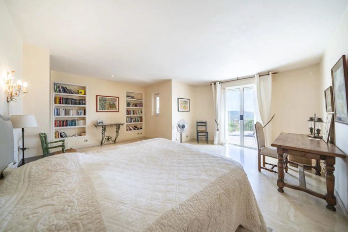 Image No.8-5 Bed House for sale