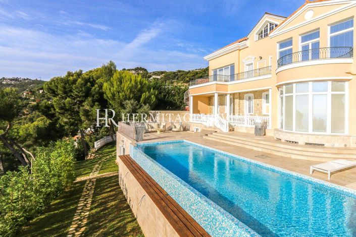 Image No.1-8 Bed House for sale