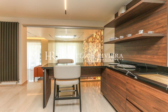 Image No.12-5 Bed Property for sale