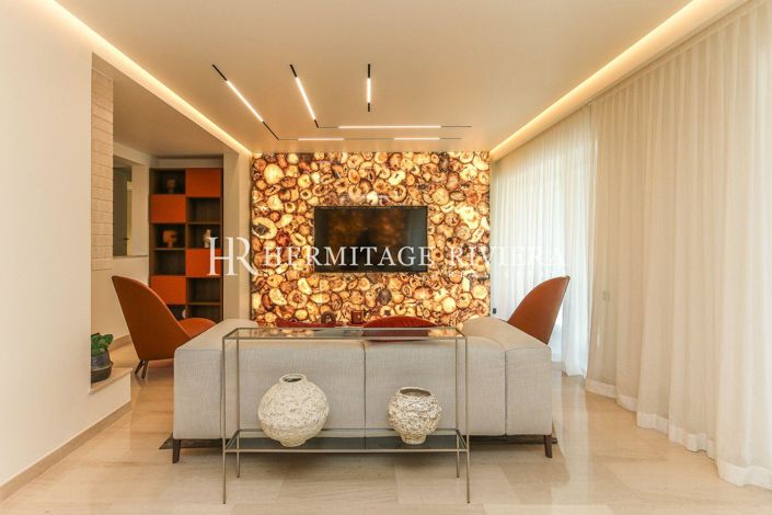 Image No.8-5 Bed Property for sale