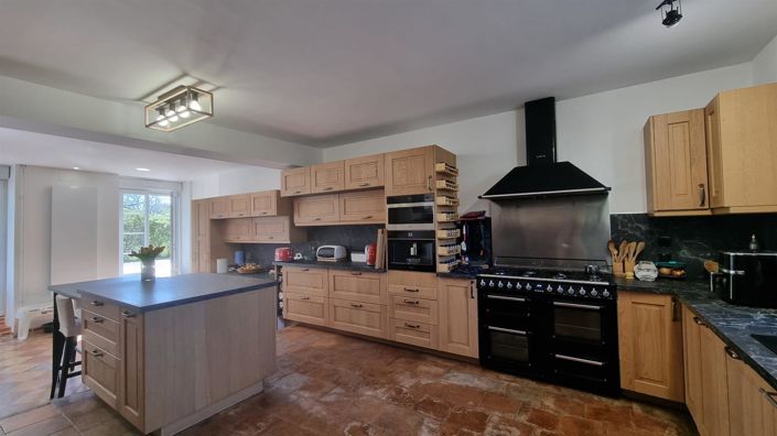 Image No.20-7 Bed Property for sale