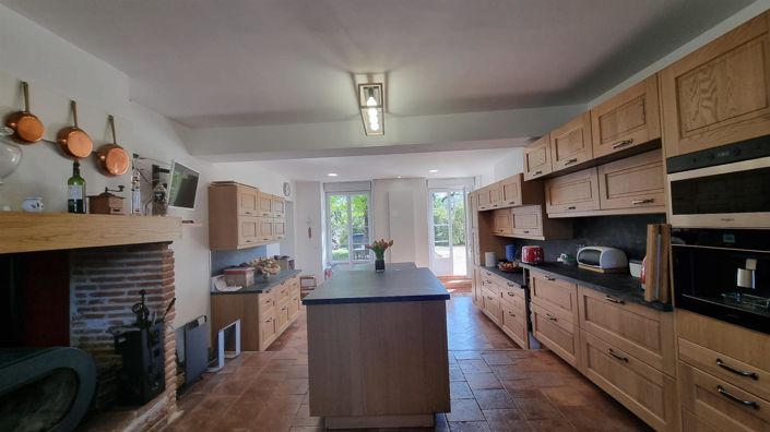 Image No.21-7 Bed Property for sale