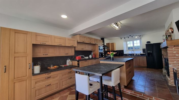 Image No.23-7 Bed Property for sale