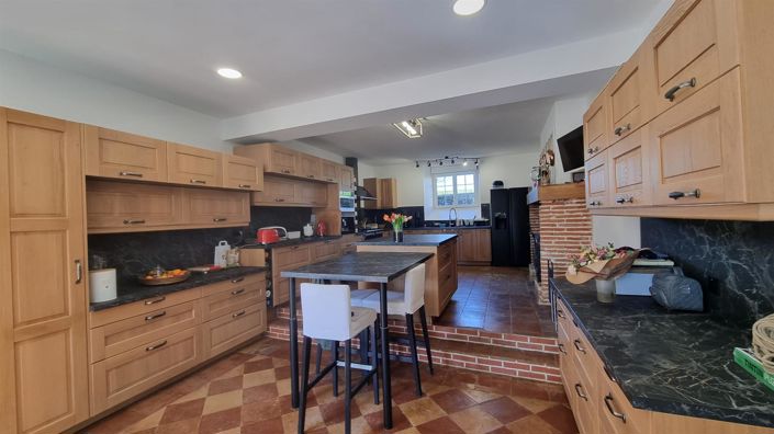 Image No.25-7 Bed Property for sale