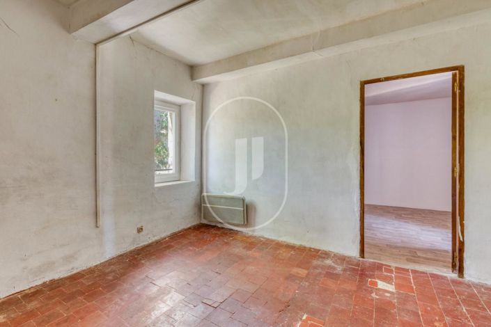 Image No.8-12 Bed House for sale