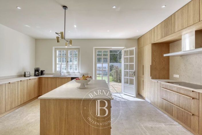 Image No.6-8 Bed House for sale