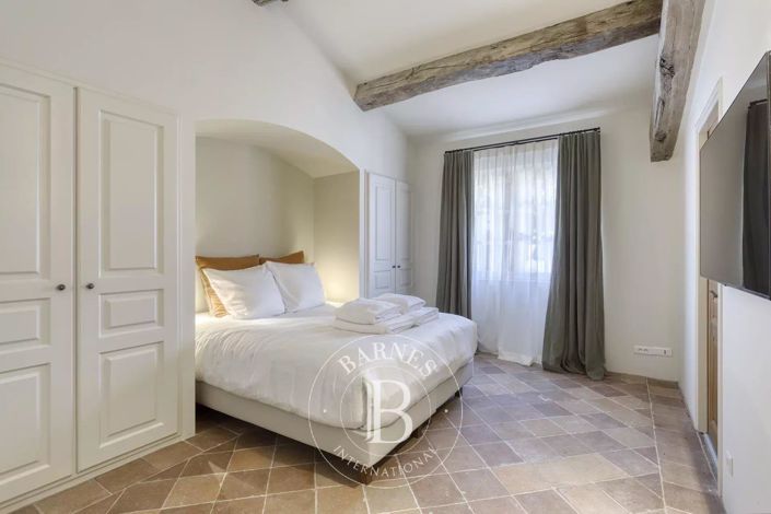 Image No.8-8 Bed House for sale