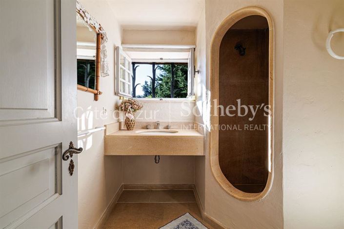 Image No.17-7 Bed Property for sale