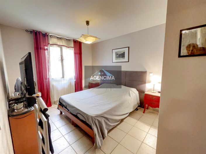 Image No.8-4 Bed House for sale