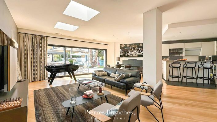 Image No.2-5 Bed House for sale