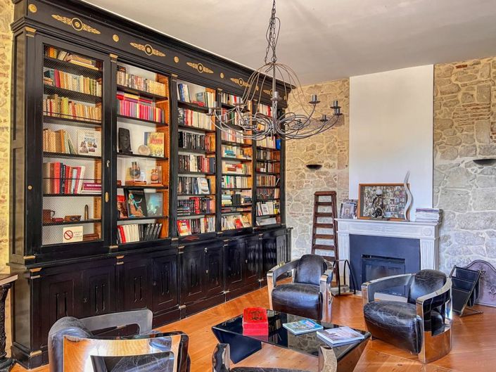 Image No.10-10 Bed Property for sale