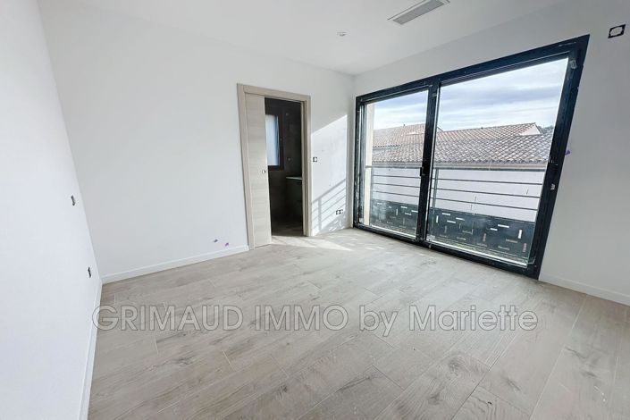 Image No.20-4 Bed House for sale