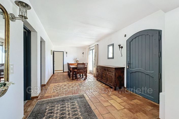 Image No.8-5 Bed House for sale