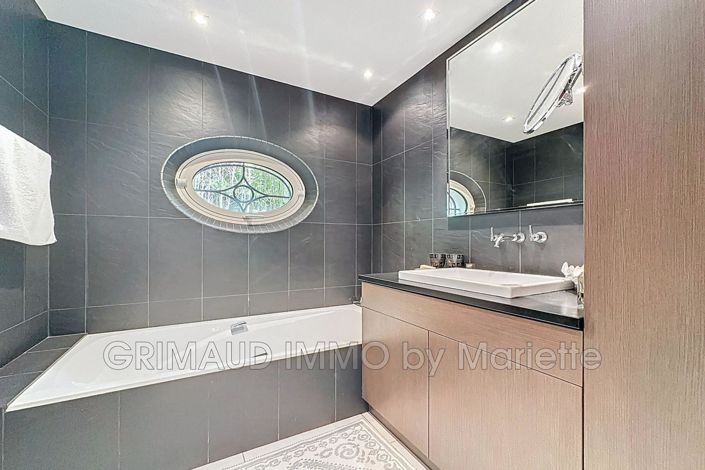 Image No.16-5 Bed House for sale