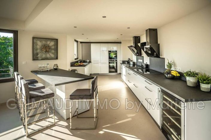 Image No.7-5 Bed House for sale