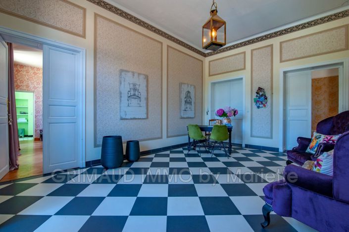 Image No.8-10 Bed House for sale