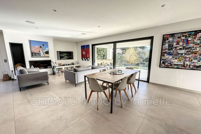 Image No.6-5 Bed House for sale